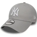 graue-verstellbare-curved-cap-9forty-essential-der-new-york-yankees-mlb-von-new-era