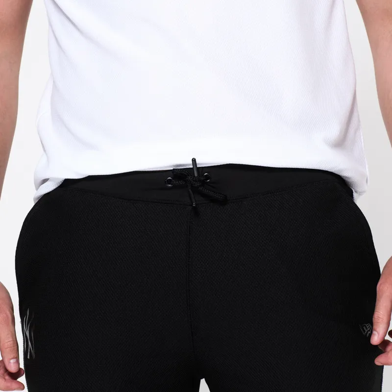 pantaloni-pantalon-lung-negru-jogger-stealth-de-new-york-yankees-mlb-de-new-era pantaloni-pantalon-lung-negru-jogger-stealth-de-new-york-yankees-mlb-de-new-era