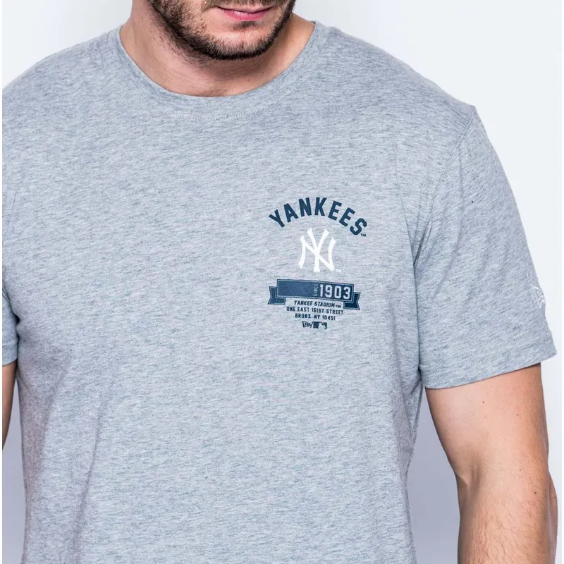 tricouri-maneca-scurta-gri-badge-de-new-york-yankees-mlb-de-new-era