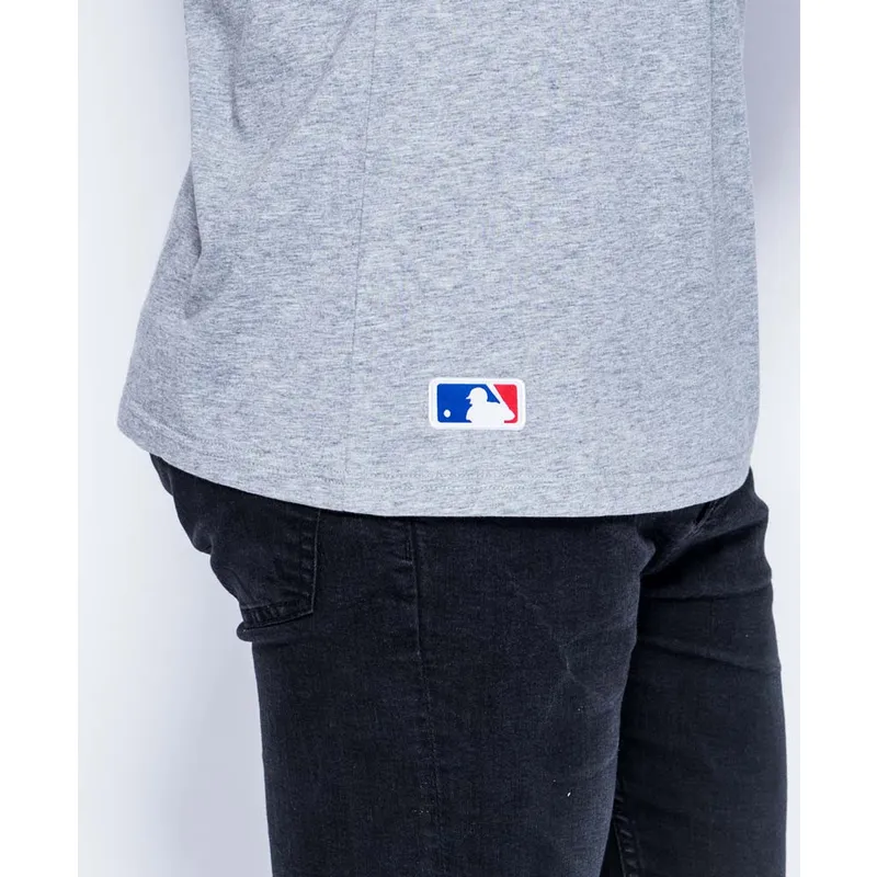 tricouri-maneca-scurta-gri-badge-de-new-york-yankees-mlb-de-new-era