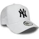 weisse-trucker-cap-mit-schwarzem-logo-essential-a-frame-der-new-york-yankees-mlb-von-new-era
