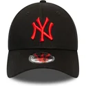 czarna-regulowana-czapka-z-zakrzywionym-daszkiem-z-czerwonym-logo-9forty-league-essential-new-york-yankees-mlb-marki-new-era