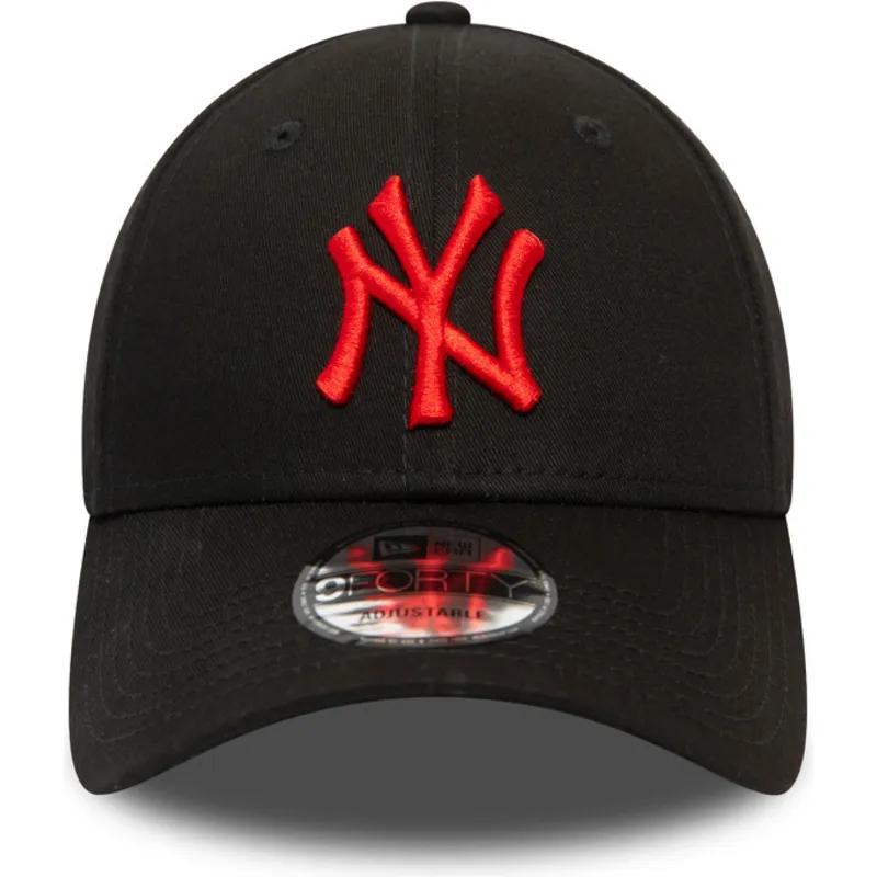 svart-bojd-justerbar-keps-med-rod-logotyp-9forty-league-essential-fran-new-york-yankees-mlb-av-new-era