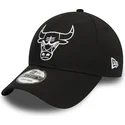 schwarze-verstellbare-curved-cap-mit-weissem-logo-9forty-league-essential-der-chicago-bulls-nba-von-new-era