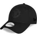 casquette-courbee-noire-ajustable-avec-logo-noir-9forty-rubber-patch-manchester-united-football-club-new-era