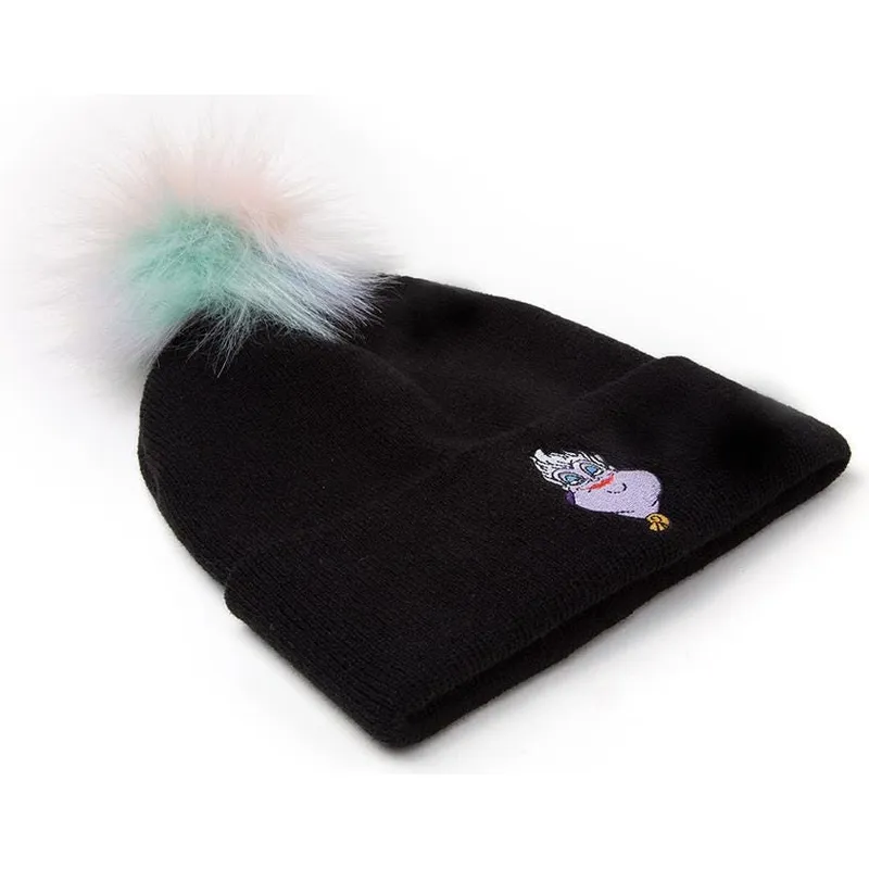 caciuli-pompon-negru-la-sirenita-de-difuzed