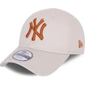 casquette-courbee-beige-ajustable-pour-bambin-avec-logo-marron-9forty-league-essential-new-york-yankees-mlb-new-era