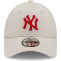 beige-verstellbare-curved-cap-mit-rotem-logo-9forty-league-essential-der-new-york-yankees-mlb-von-new-era