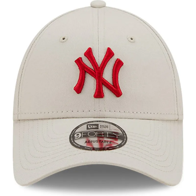 bojd-beige-justerbar-keps-med-rod-logotyp-9forty-league-essential-fran-new-york-yankees-mlb-av-new-era