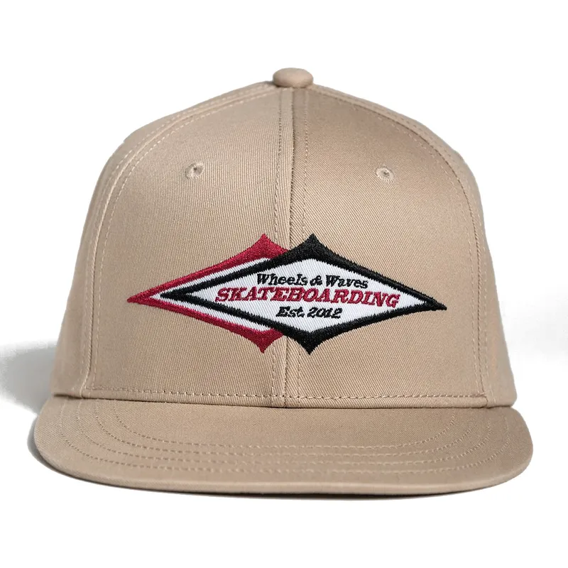 bezowa-plaska-czapka-snapback-skateboarding-ww24-od-wheels-and-waves