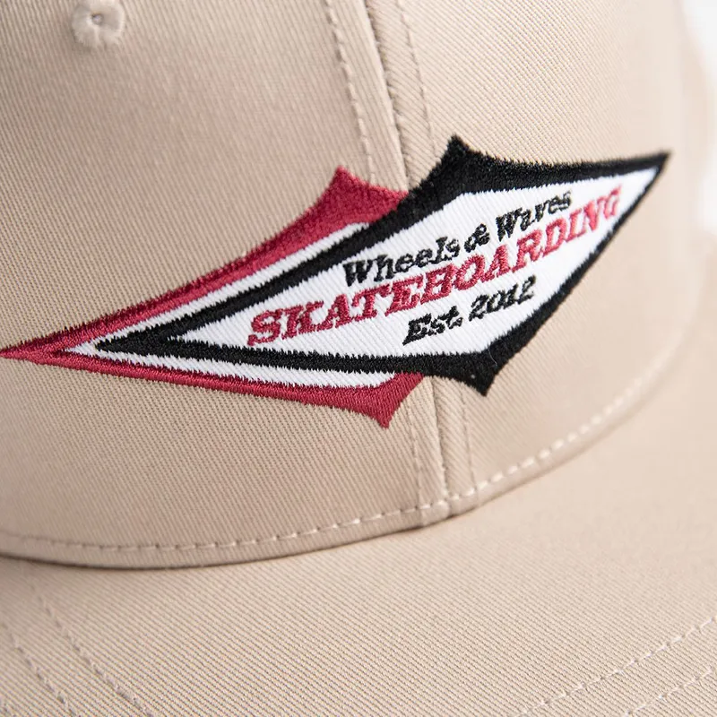 bezowa-plaska-czapka-snapback-skateboarding-ww24-od-wheels-and-waves