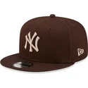 gorra-plana-marron-snapback-9fifty-league-essential-de-new-york-yankees-mlb-de-new-era