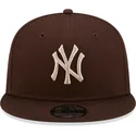 gorra-plana-marron-snapback-9fifty-league-essential-de-new-york-yankees-mlb-de-new-era