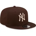 gorra-plana-marron-snapback-9fifty-league-essential-de-new-york-yankees-mlb-de-new-era