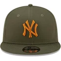 new-era-flat-brim-orange-logo-9fifty-league-essential-new-york-yankees-mlb-green-snapback-cap