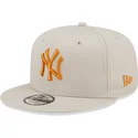 epci-plata-bej-snapback-9fifty-league-essential-de-new-york-yankees-mlb-de-new-era