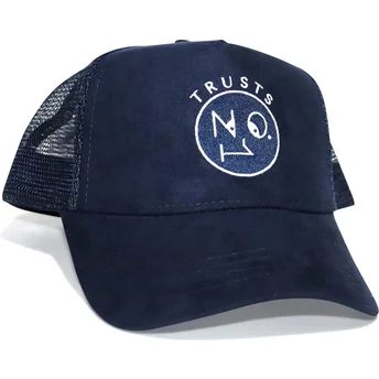 Truckerkeps marinblå Trusts No.1 Suede Navy White Logo från The No.1 Face
