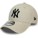 beige-verstellbare-curved-cap-mit-schwarzem-logo-9forty-league-essential-der-new-york-yankees-mlb-von-new-era