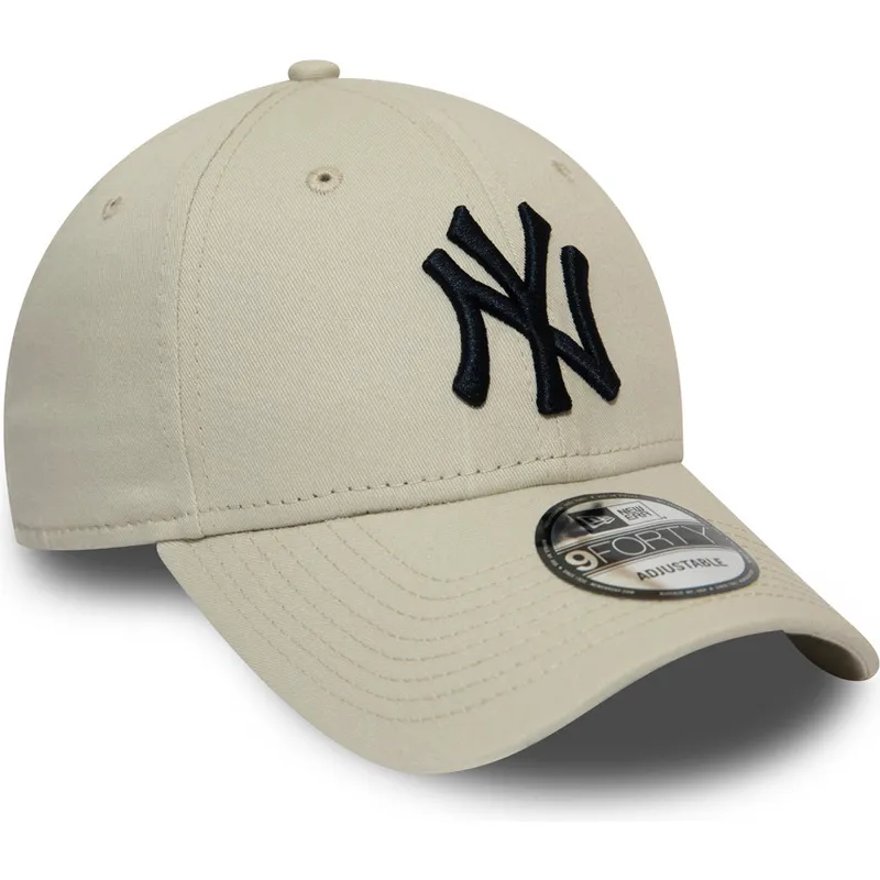 bojd-beige-justerbar-keps-med-svart-logotyp-9forty-league-essential-fran-new-york-yankees-mlb-av-new-era