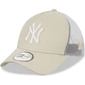 beige-och-vit-9forty-a-frame-truckerkeps-fran-new-york-yankees-mlb-av-new-era