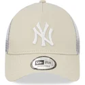 beige-och-vit-9forty-a-frame-truckerkeps-fran-new-york-yankees-mlb-av-new-era