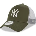 gron-och-vit-9forty-a-frame-truckerkeps-new-york-yankees-mlb-fran-new-era
