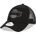 czapka-trucker-czarna-z-czarnym-logo-9forty-a-frame-tonal-los-angeles-lakers-nba-new-era