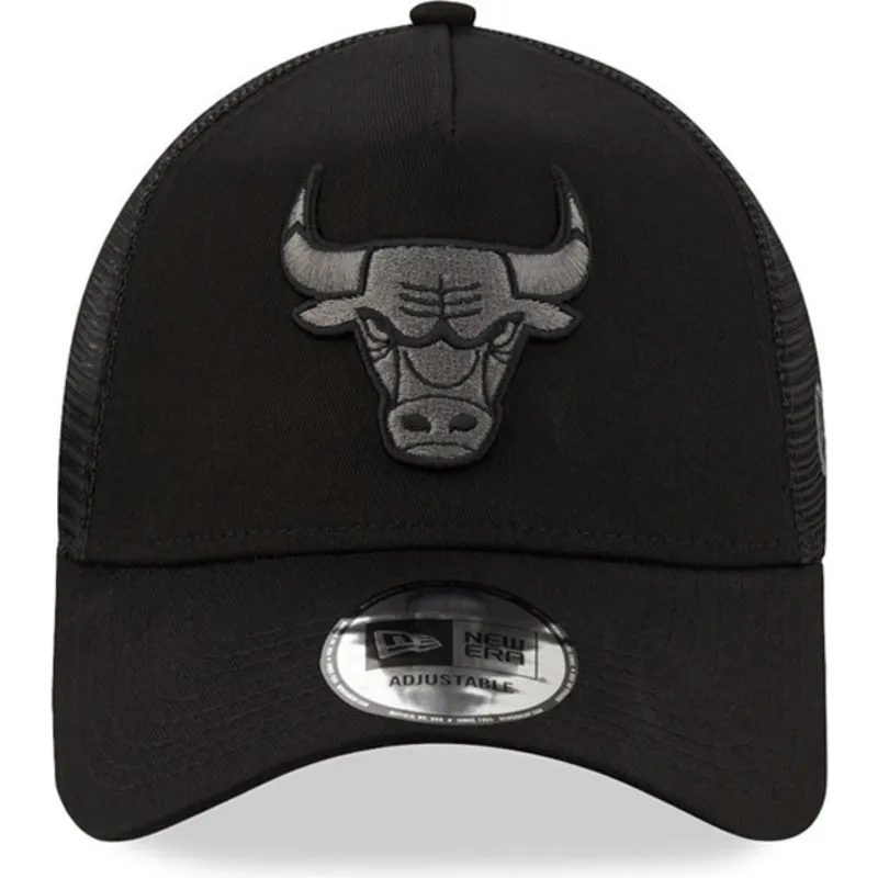 svart-truckerkeps-med-svart-logotyp-9forty-a-frame-tonal-fran-chicago-bulls-nba-av-new-era