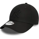 czarna-zakrzywiona-regulowana-czapka-dziecieca-z-czarnym-logo-9forty-league-essential-new-york-yankees-mlb-od-new-era