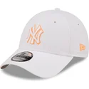 gorra-curva-blanca-ajustable-con-logo-naranja-9forty-neon-outline-de-new-york-yankees-mlb-de-new-era