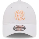 gorra-curva-blanca-ajustable-con-logo-naranja-9forty-neon-outline-de-new-york-yankees-mlb-de-new-era