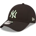 schwarze-verstellbare-kappe-mit-gebogenem-schirm-und-grunem-logo-9forty-league-essential-der-new-york-yankees-mlb-von-new-era