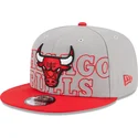 cappello-piatto-grigio-e-rosso-snapback-9fifty-draft-edition-2023-dei-chicago-bulls-nba-di-new-era