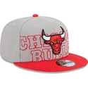 cappello-piatto-grigio-e-rosso-snapback-9fifty-draft-edition-2023-dei-chicago-bulls-nba-di-new-era