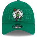 verstellbare-grune-kappe-mit-gebogenem-schirm-9twenty-draft-edition-2023-der-boston-celtics-nba-von-new-era