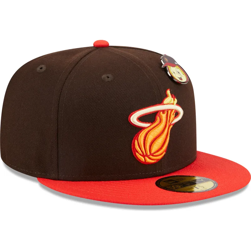 cappello-piatto-marrone-e-rosso-aderente-59fifty-the-elements-fire-pin-dei-miami-heat-nba-di-new-era