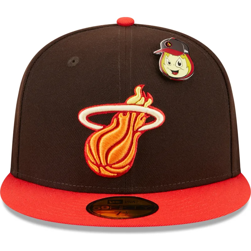 cappello-piatto-marrone-e-rosso-regolato-59fifty-the-elements-fire-pin-dei-miami-heat-nba-di-new-era