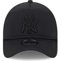 svart-truckerkeps-med-svart-logotyp-9forty-a-frame-all-day-trucker-fran-new-york-yankees-mlb-av-new-era