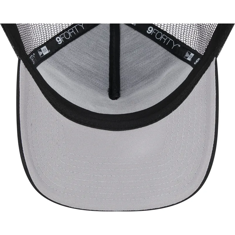 svart-truckerkeps-med-svart-logotyp-9forty-a-frame-all-day-trucker-fran-new-york-yankees-mlb-av-new-era