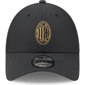 svart-bojd-justerbar-keps-med-guldlogotyp-9forty-fran-ac-milan-serie-a-av-new-era