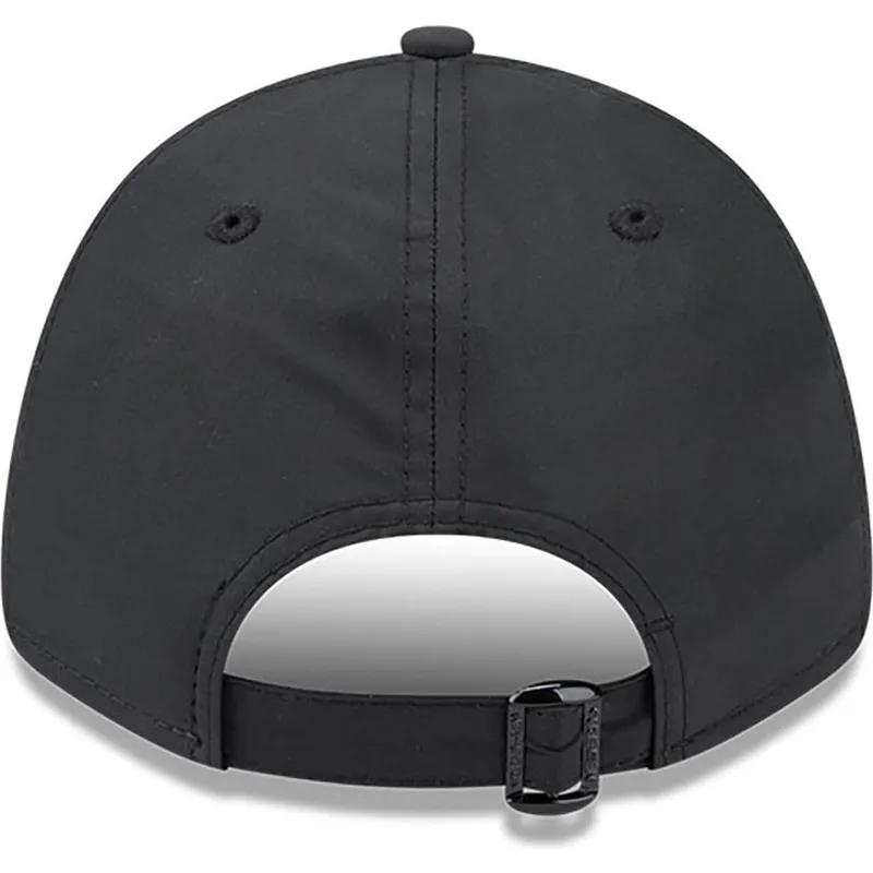 czarna-regulowana-czapka-z-zakrzywionym-daszkiem-ze-zlotym-logo-9forty-ac-milan-serie-a-new-era