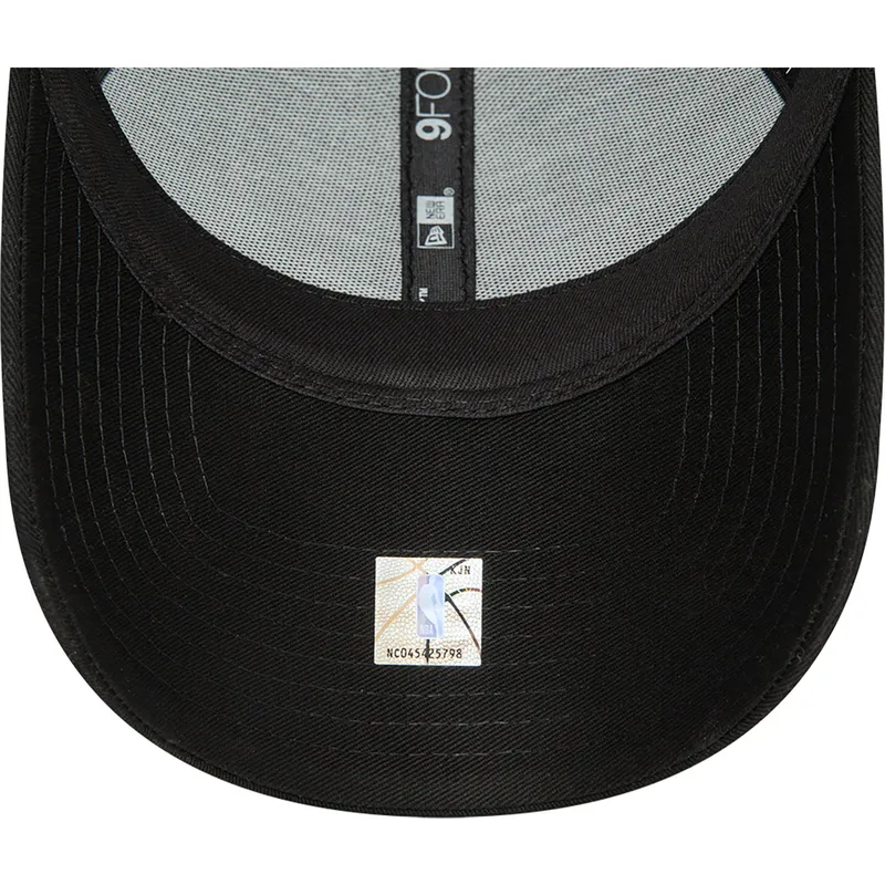 epci-curbata-negru-reglabila-9forty-metallic-badge-de-chicago-bulls-nba-de-new-era epci-curbata-negru-reglabila-9forty-metallic-badge-de-chicago-bulls-nba-de-new-era