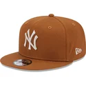 epci-plata-maro-snapback-9fifty-league-essential-de-new-york-yankees-mlb-de-new-era