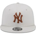 epci-plata-bej-snapback-9fifty-league-essential-de-new-york-yankees-mlb-de-new-era