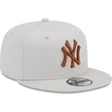 epci-plata-bej-snapback-9fifty-league-essential-de-new-york-yankees-mlb-de-new-era
