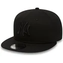 czapka-z-plaskim-daszkiem-snapback-9fifty-black-on-black-new-york-yankees-mlb-od-new-era-w-kolorze-czarnym