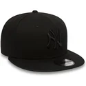 czapka-z-plaskim-daszkiem-snapback-9fifty-black-on-black-new-york-yankees-mlb-od-new-era-w-kolorze-czarnym