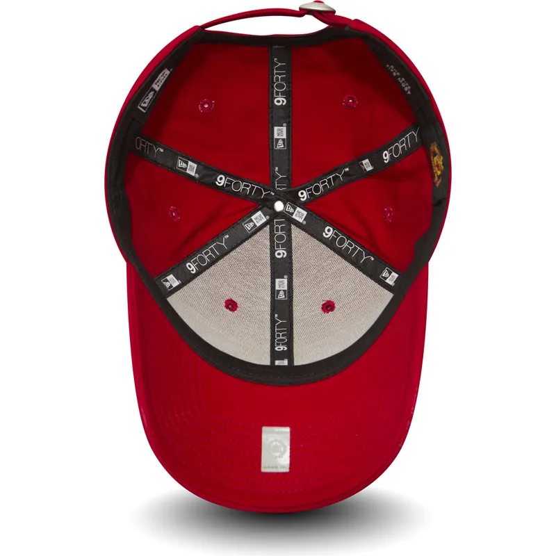 rote-verstellbare-9forty-essential-kappe-mit-gebogenem-schirm-von-manchester-united-football-club-von-new-era