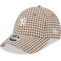 casquette-courbee-marron-et-blanche-ajustable-pour-femme-9forty-houndstooth-new-york-yankees-mlb-new-era