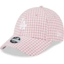 casquette-courbee-rose-et-blanche-ajustable-pour-femme-9forty-houndstooth-los-angeles-dodgers-mlb-new-era